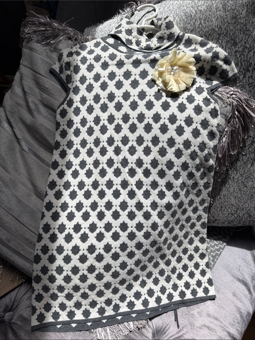 Gray & White Patterned Knit Sleeveless Dress with Flower Pin